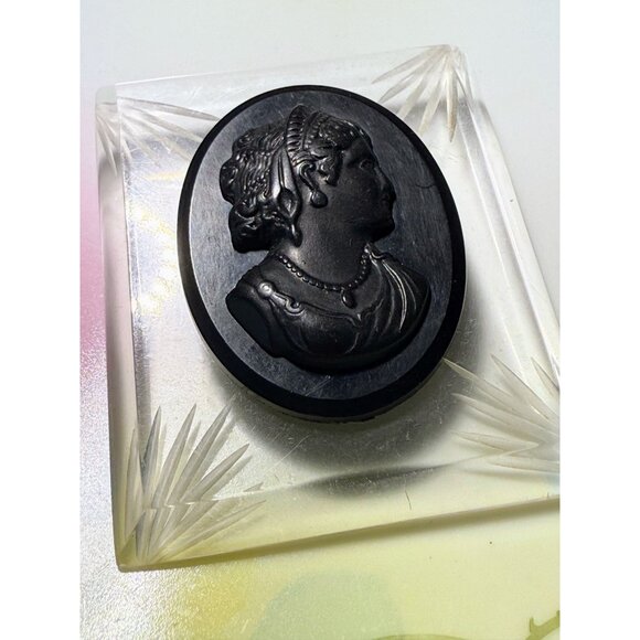 Vintage 40's Cameo Statement Brooch Carved Clear Black Lucite 2.5x2" - Picture 7 of 7